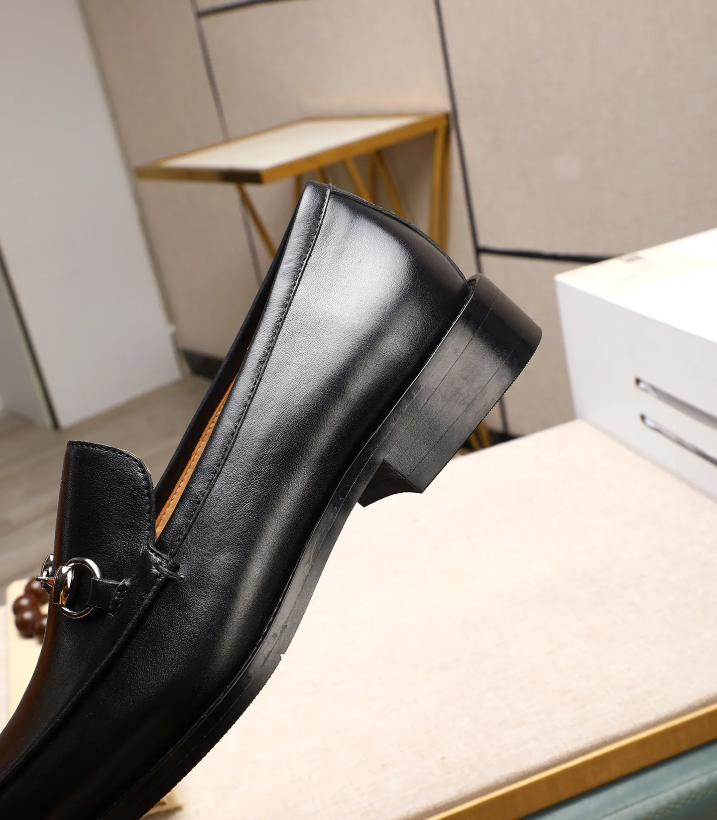 Men's shoes 💰520 (all cowhide) GUCCI high-end formal leather shoes. Original imported first-layer calfskin from Italy. Water-dyed cowhide lining. Original hardware. I believe you will be impressed from the first time you see it. The avant-garde style can no longer fully interpret its elegance. AAA grade rubber outsole. Super comfortable. The original last from the counter ensures its original version and quality. The simple upper ensures its comfort and breathability. A pair of truly good shoes has its own unique soul, prestigious quality, regular size 38-44